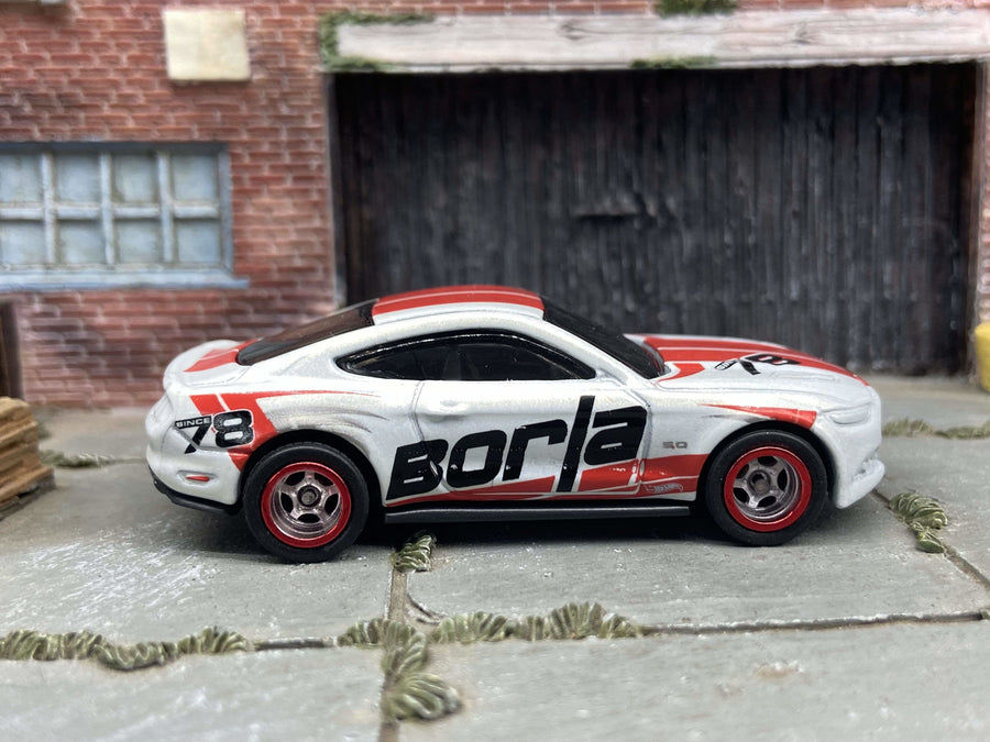 Mustang GT 2015 custom Hot Wheels Borla blanco y rojo con ruedas cromo y rojo