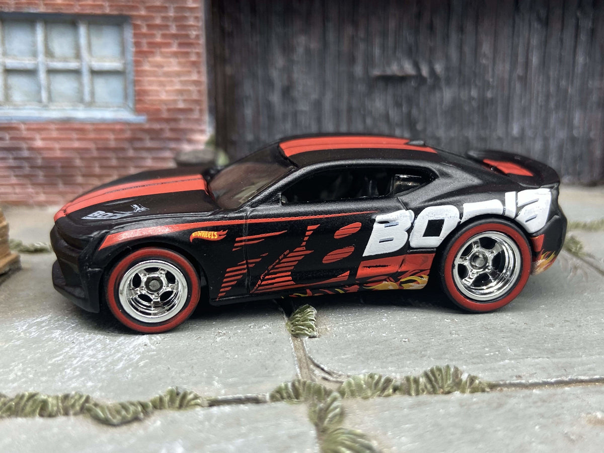 Camaro SS 2016 custom Hot Wheels Borla negro y rojo con ruedas cromadas y neumáticos red-line