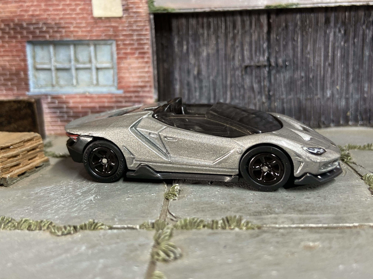 Lamborghini Centenario Roadster 2017 Custom Hot Wheels gris con ruedas negras de cinco rayos