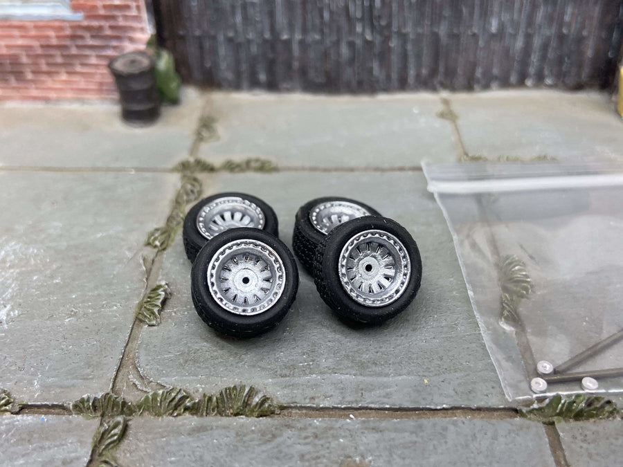 Set de cuatro ruedas AR-style plateadas de 12 mm con neumáticos de goma negros para proyectos diecast
