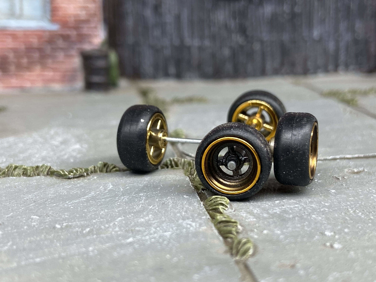 Juego de cuatro ruedas negras y doradas de cuatro rayos con neumáticos de goma de 10 mm