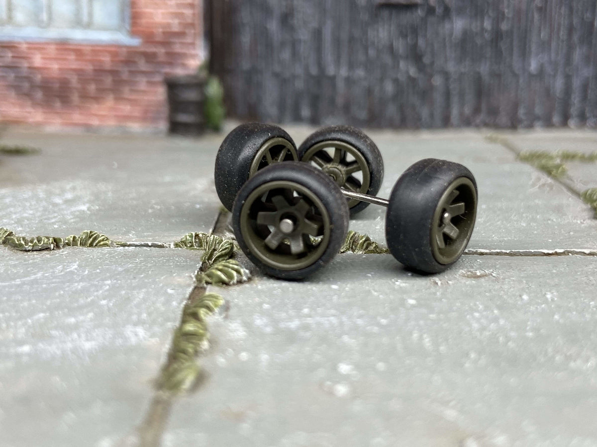 Juego de cuatro ruedas verde drab de seis rayos con neumáticos de goma de 10 mm