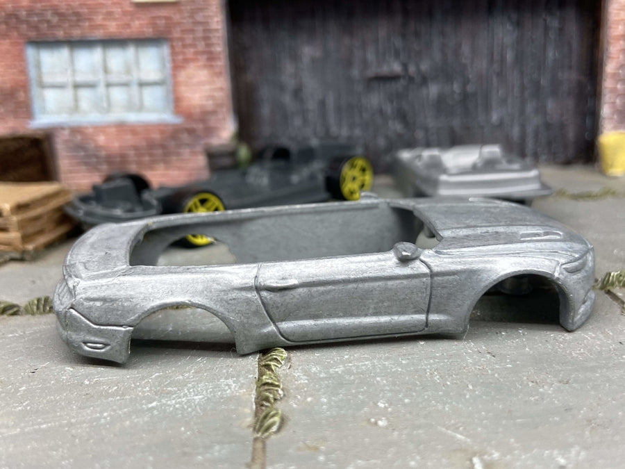 Kit DIY Hot Wheels Ford Mustang GT Convertible 2015 desmontado y preparado para pintar