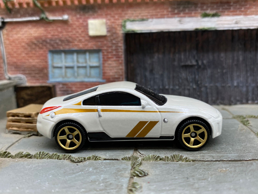 Matchbox 2003 Nissan 350Z in White and Gold, loose diecast car