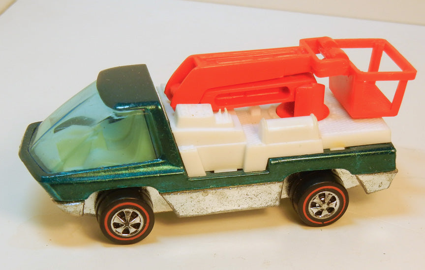 Green Heavyweights Snorkel with orange-red folded lift, white rear platform and redline wheels