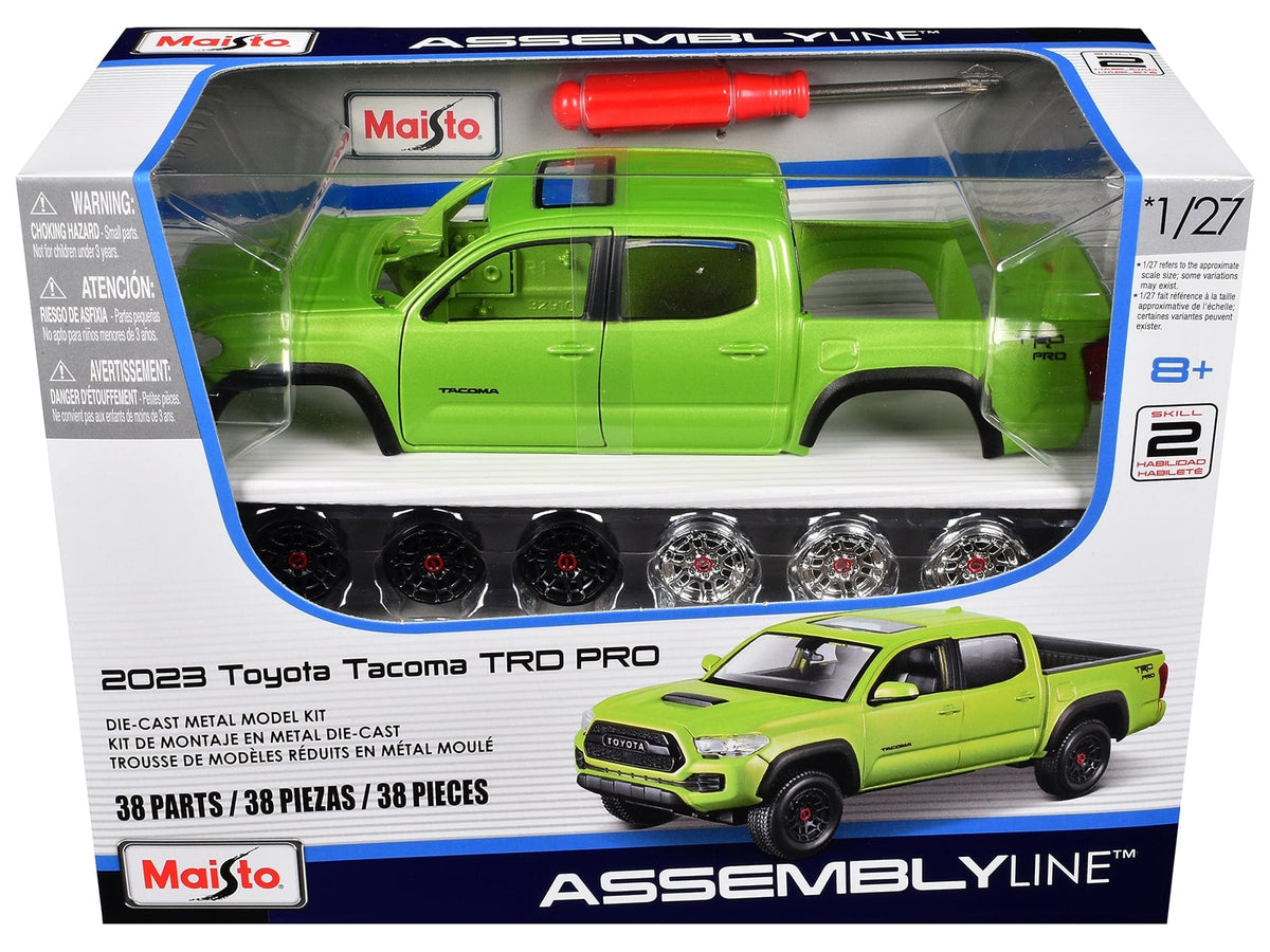 Caja Maisto Assembly Line de la Tacoma TRD Pro verde, con carrocería, destornillador rojo y ruedas, marcada 1:27 y 38 piezas