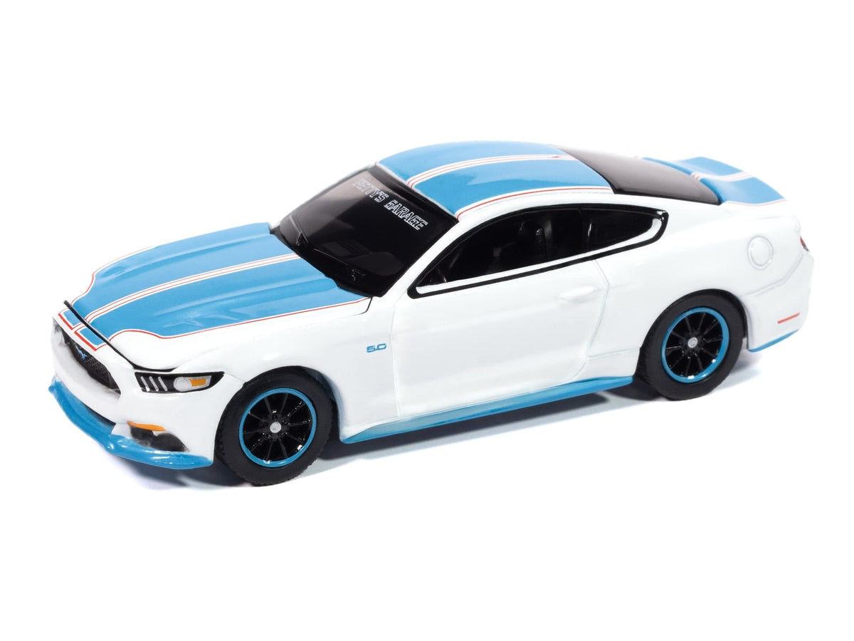 Mustang GT Petty’s Garage Auto World blanco con franjas azules, versión estándar