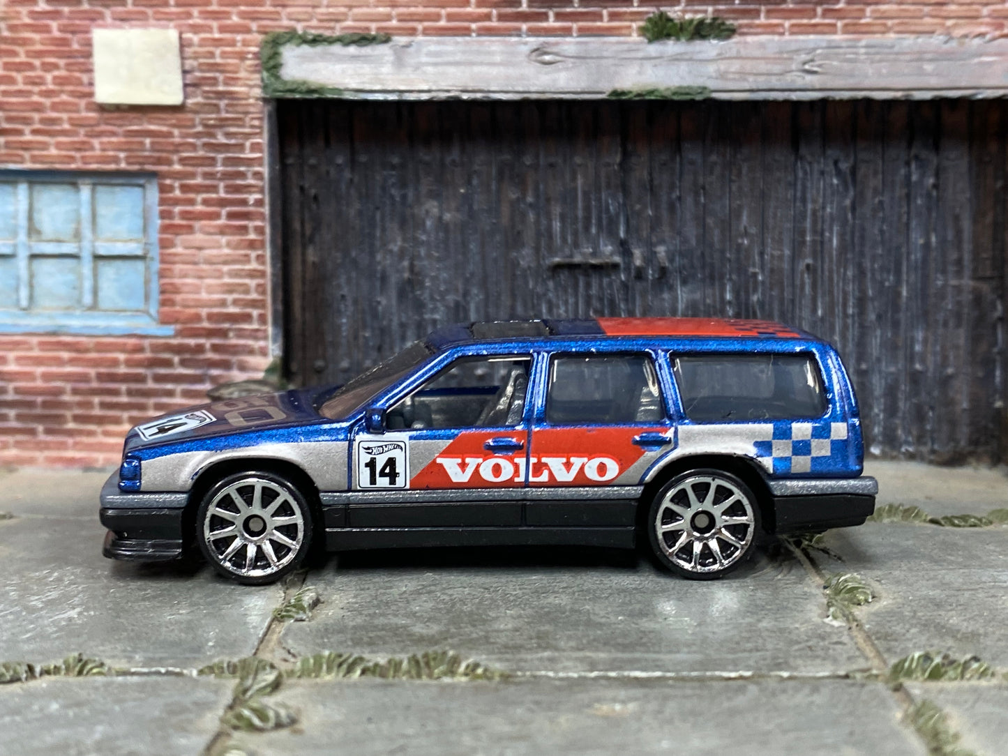 Loose Hot Wheels - Volvo 850 Estate - Blue, Red and Silver