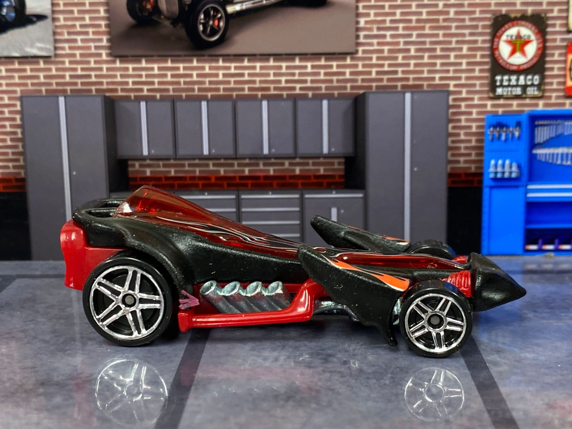 Loose Hot Wheels - Preying Menace - Black and Red with Flames