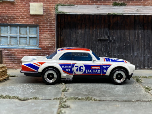 Loose Hot Wheels - Jaguar XJC V12 Coupe - White, Blue and Red