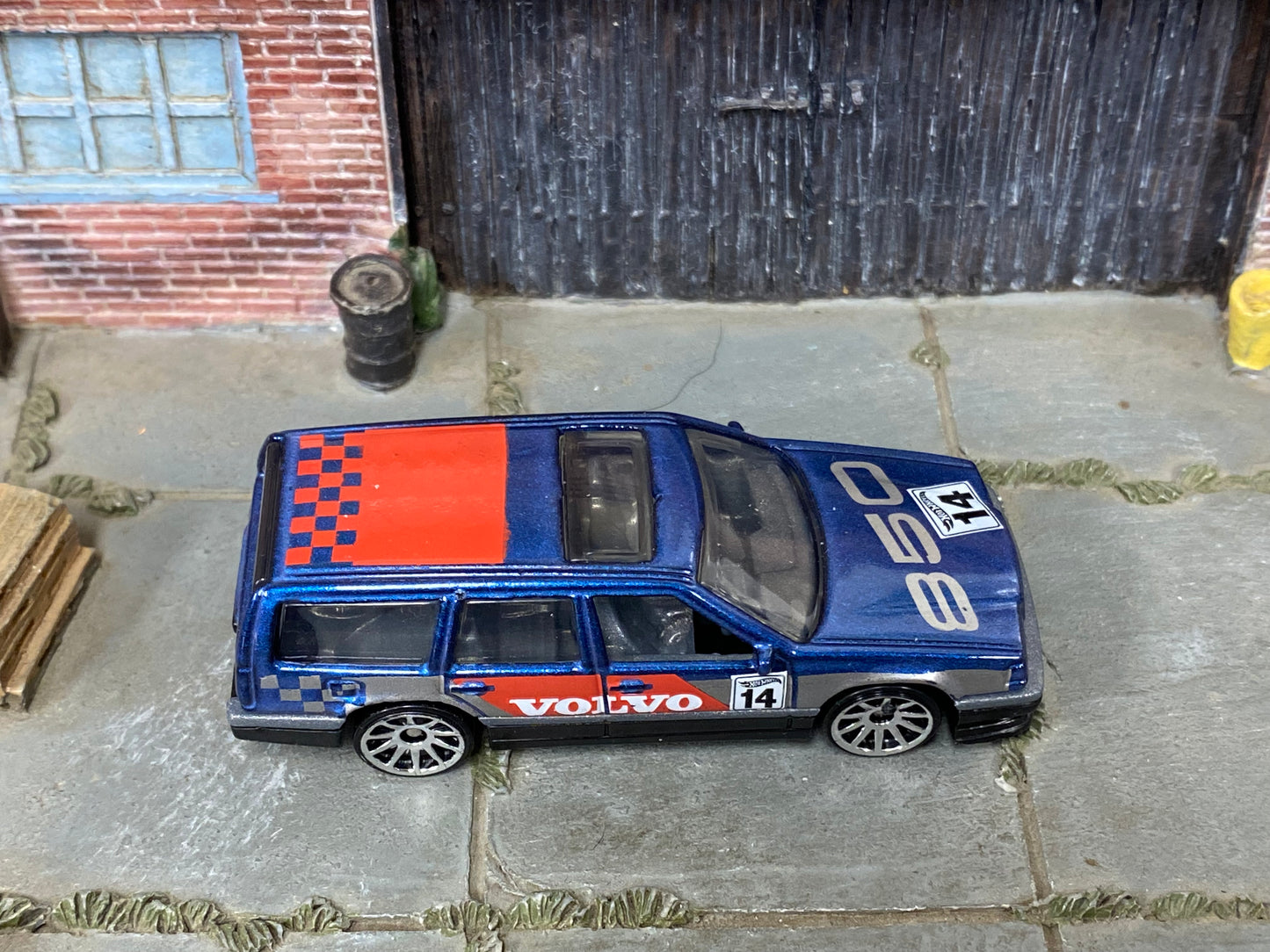 Loose Hot Wheels - Volvo 850 Estate - Blue, Red and Silver