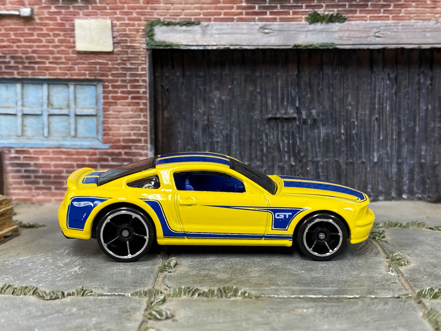 Loose Hot Wheels - 2005 Ford Mustang GT - Yellow and Blue