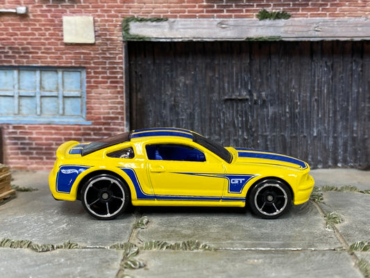 Loose Hot Wheels - 2005 Ford Mustang GT - Yellow and Blue