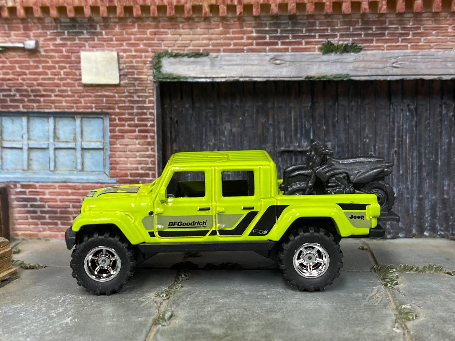 Custom Hot Wheels - 2020 Jeep Gladiator - Bright Green - Chrome Mag Wheels - Rubber Tires