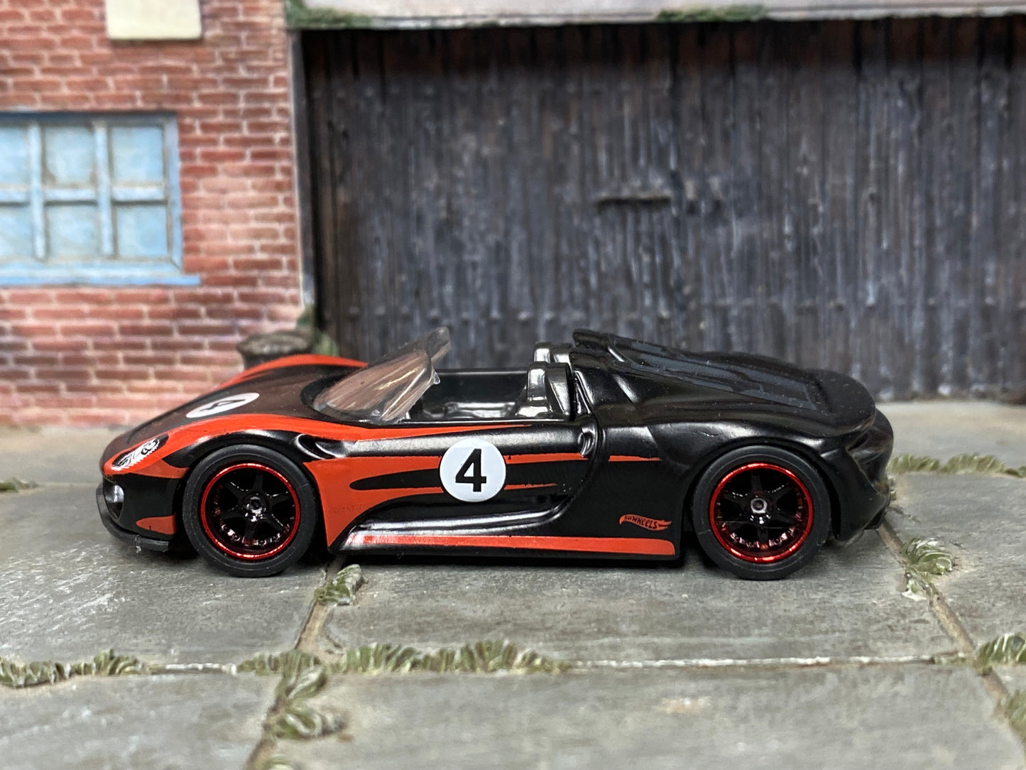Custom Hot Wheels - Porsche 918 Spyder - Black and Red - Black and Red Mag Wheels - Rubber Tires