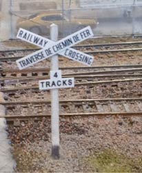 Osborn 3031 N Scale Bilingual Crossbucks Kit, 5 Sets