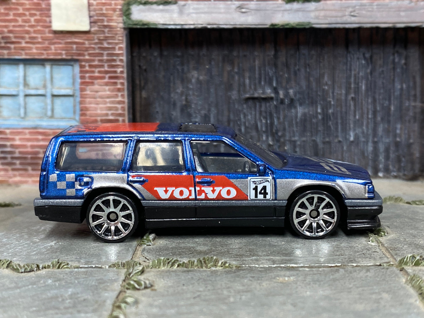Loose Hot Wheels - Volvo 850 Estate - Blue, Red and Silver