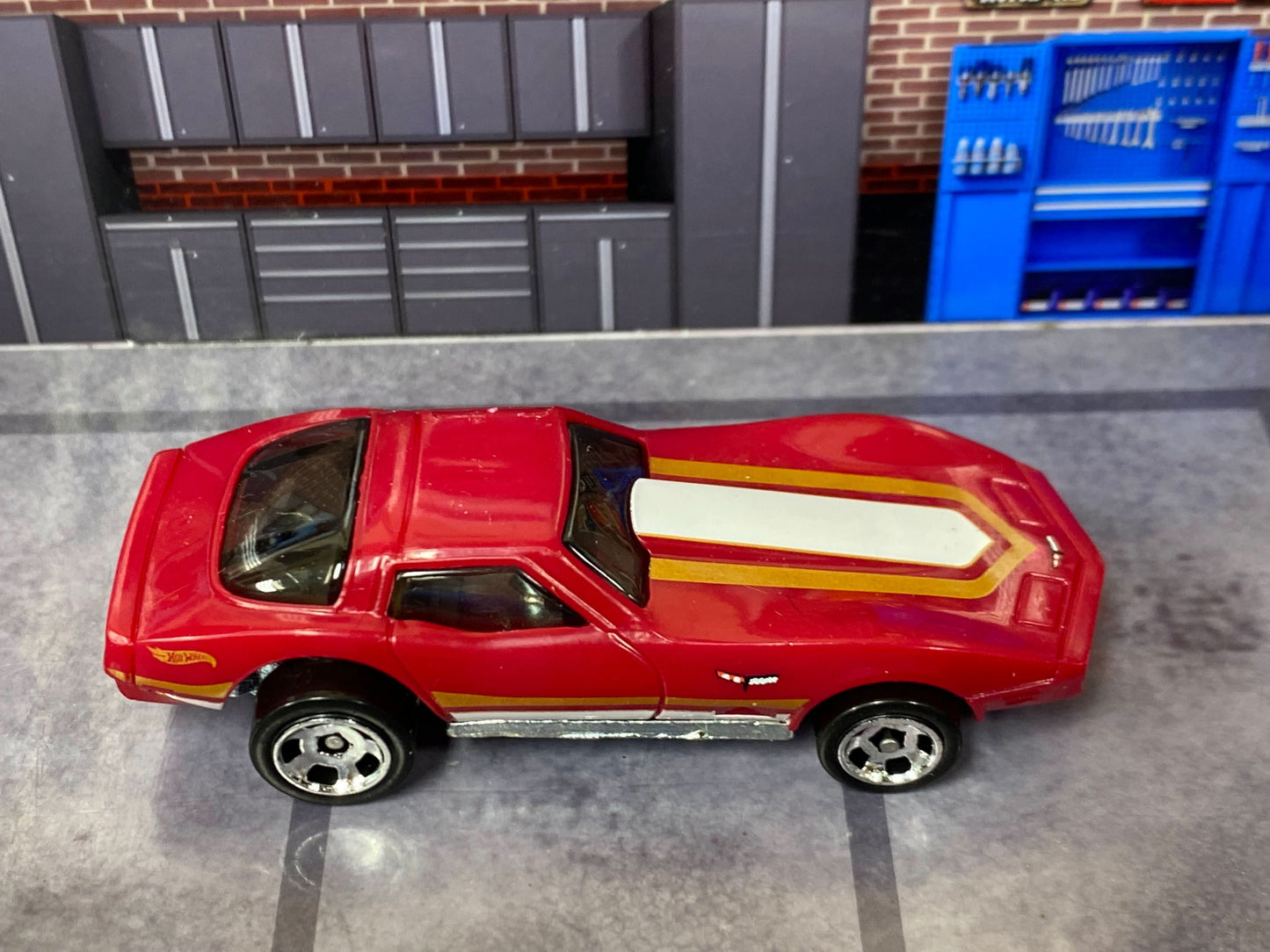 Loose Hot Wheels - Corvette Stingray - Red, White and Gold
