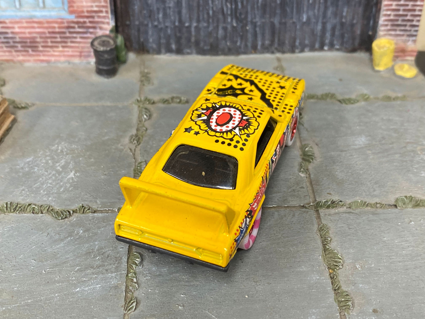 Custom Hot Wheels - 1970 Plymouth Superbird  - Yellow Art Series - Red Mag Wheels - Pink and White Rubber Tires