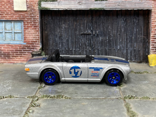 Loose Hot Wheels - Triumph TR6 - Silver and Blue 17