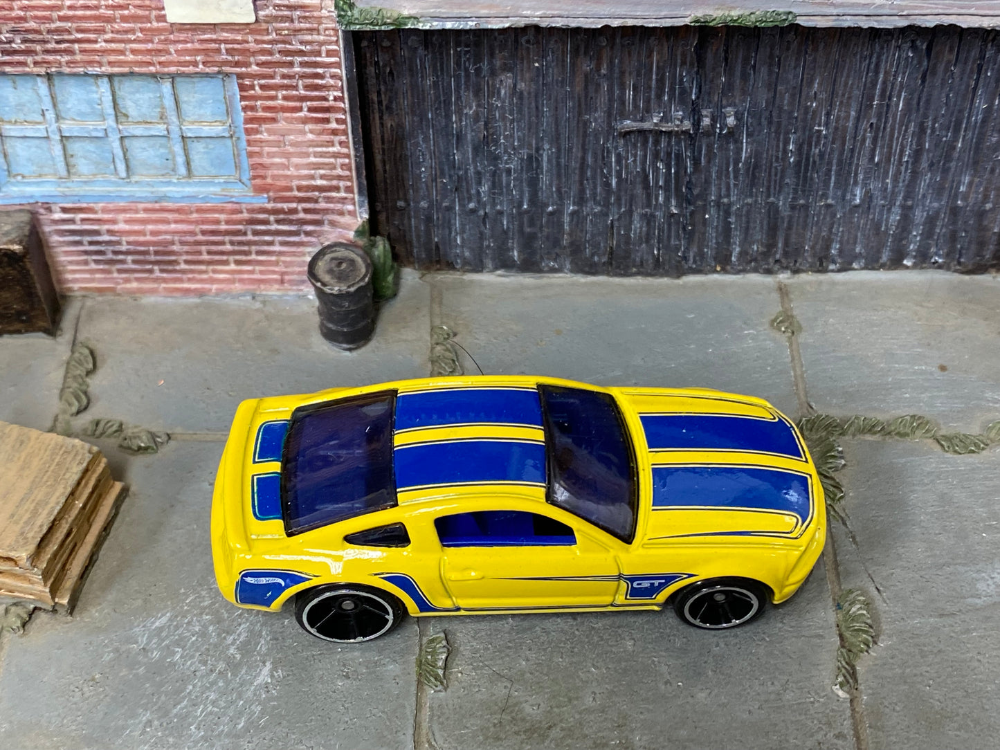 Loose Hot Wheels - 2005 Ford Mustang GT - Yellow and Blue