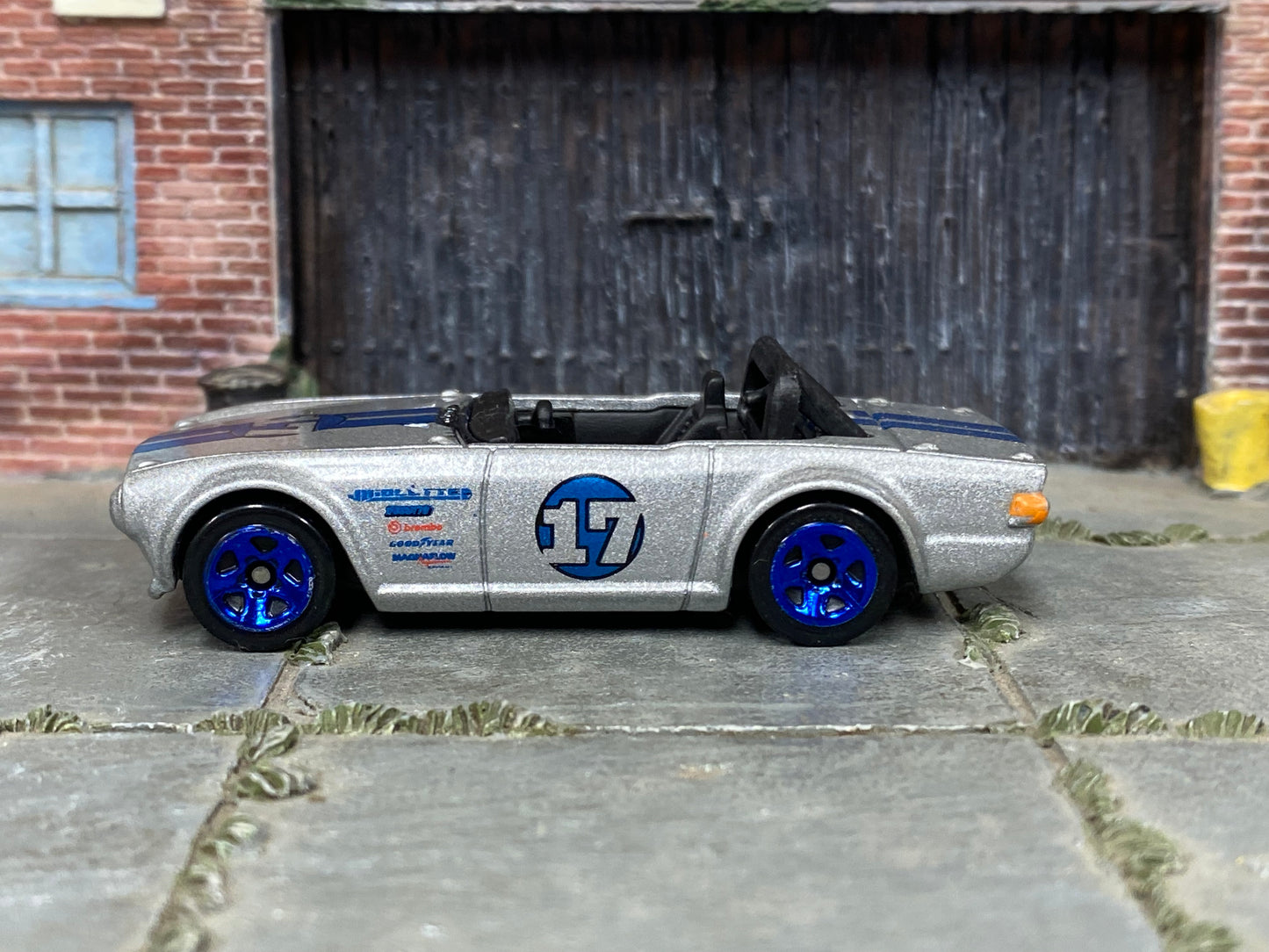 Loose Hot Wheels - Triumph TR6 - Silver and Blue 17