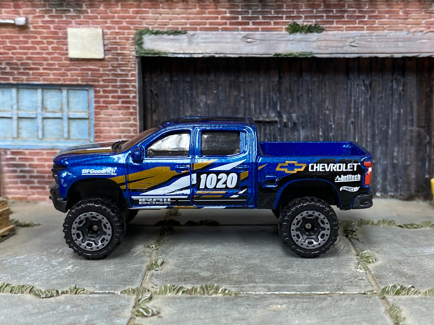Loose Hot Wheels - 2019 Chevy Silverado Trail Boss LT - Blue, Gold and White