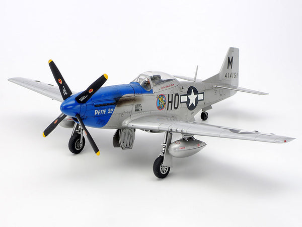 Tamiya 61040 North American P-51D Mustang 8th Air Force 1:48 - assembled and painted model overall view