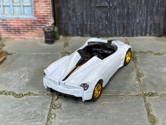 Custom Hot Wheels - Pagani Huayra Roadster - Pearl White, Black and Gold - Gold Mag Wheels - Rubber Tires