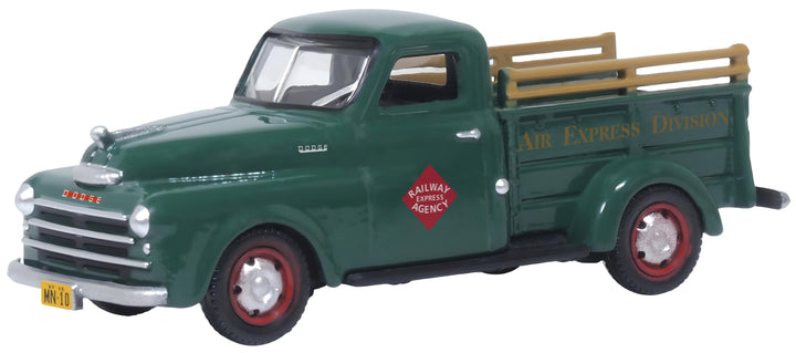 Oxford 87DP48004 1948 Dodge B-1B Pickup Railway Express Agency, Dark Green/REA, 1:87 scale, front three-quarter view