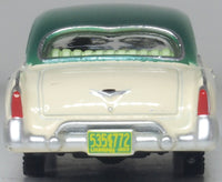Oxford 87KM53001 1953 Kaiser Manhattan, Stardust Ivory/Jade Green, 1:87 scale, rear view