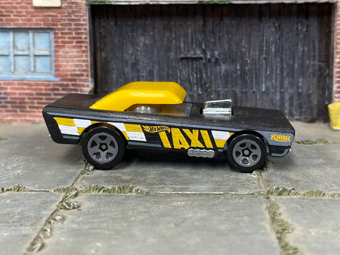 Loose Hot Wheels - Small Bloc Pine Wood Derby - Black and Yellow TAXI