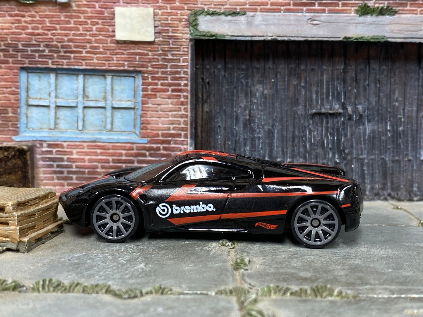 Loose Hot Wheels - Pagani Huayra - Black and Red