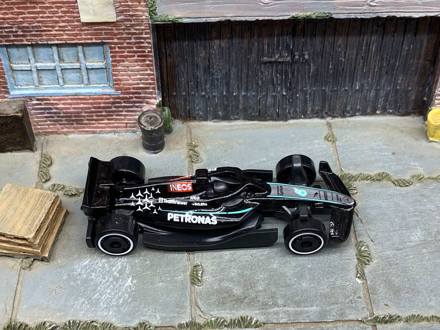 Loose Hot Wheels: Formula 1 Race Car - Black and Silver Petronas