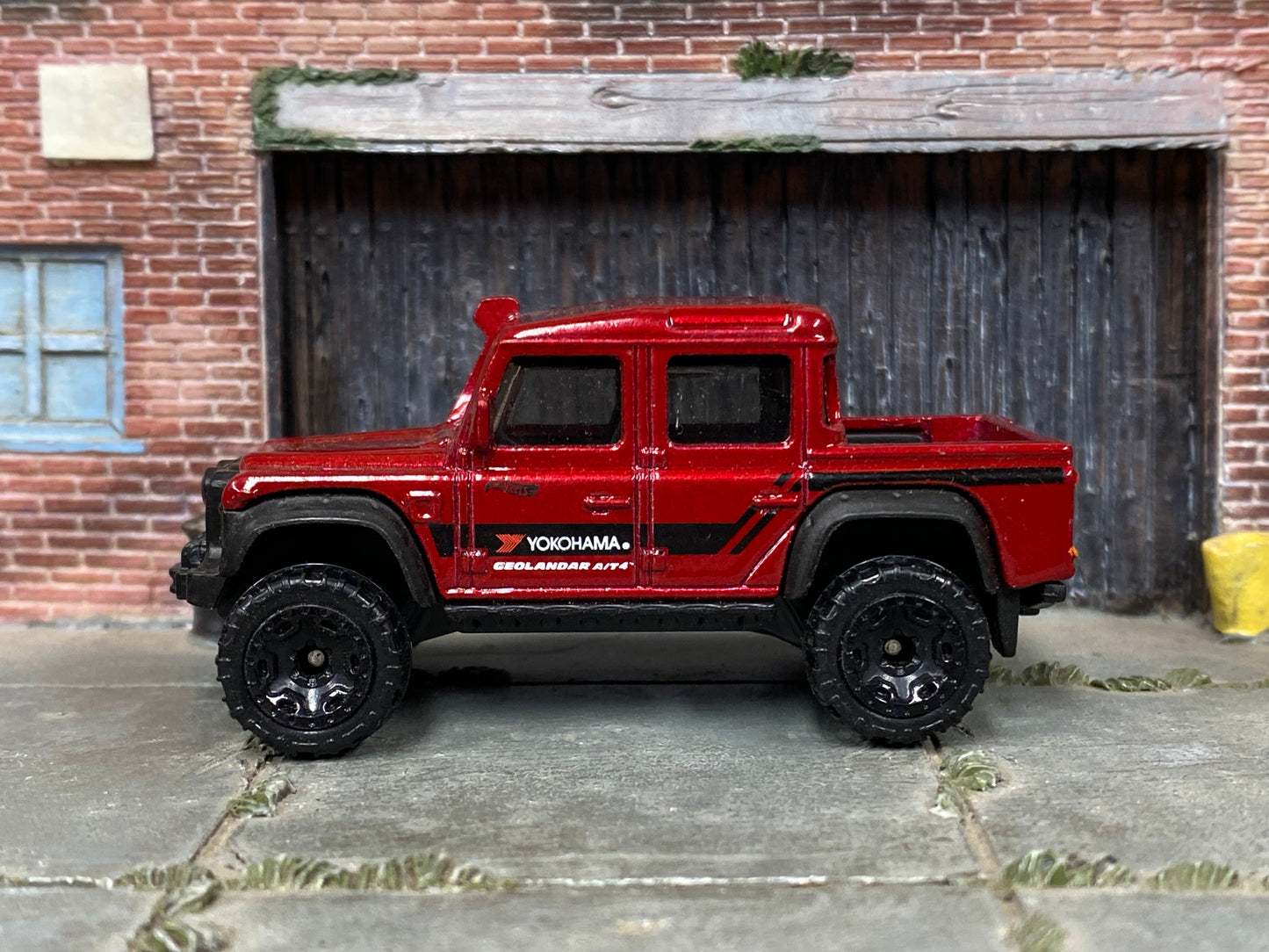 Loose Hot Wheels - 2015 Toyota Land Rover Defender Double Cab - Dark Red