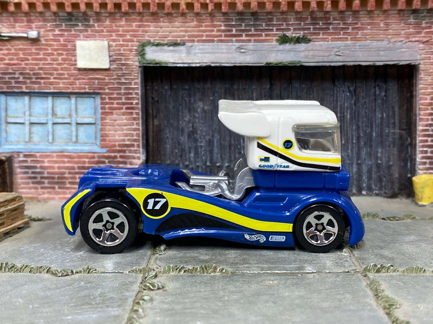 Loose Hot Wheels - Semi Fast Race Truck - Blue and White 17