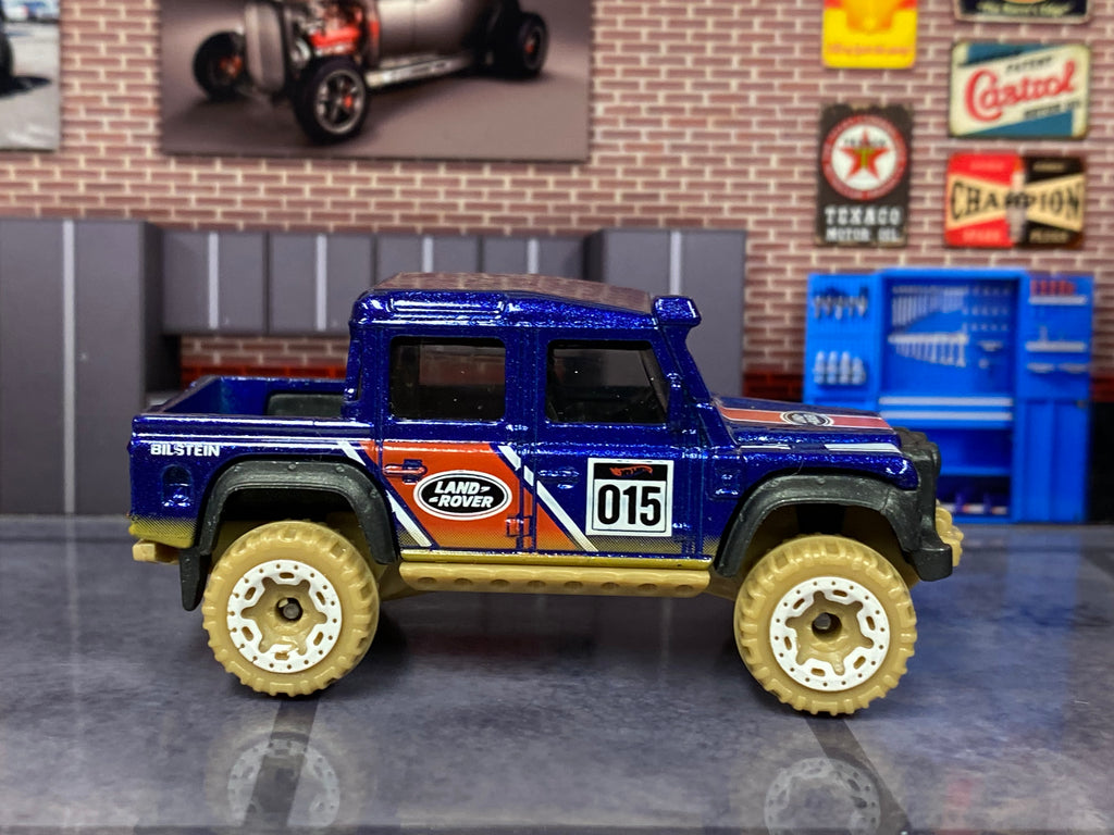 Loose Hot Wheels - 2015 Toyota Land Rover Defender Double Cab - Blue and Red