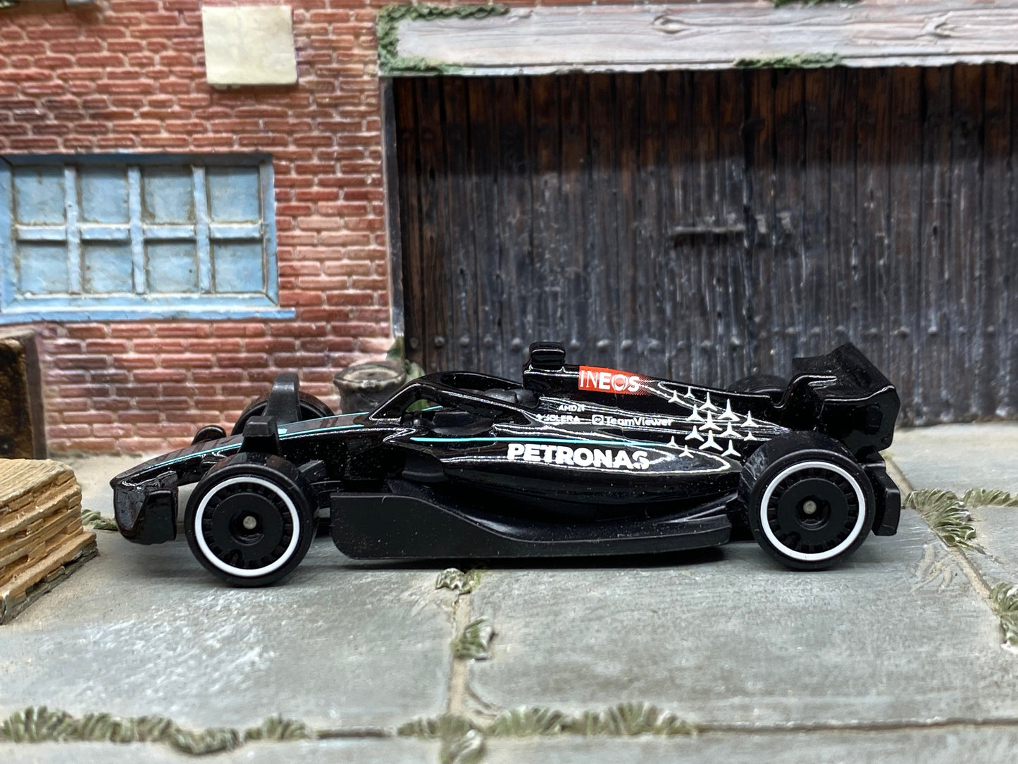 Loose Hot Wheels: Formula 1 Race Car - Black and Silver Petronas