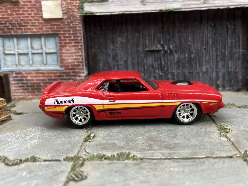 Hot Wheels collector unboxing Muncle Mikes subscription box with exclusive rubber tire customs and DIY kits