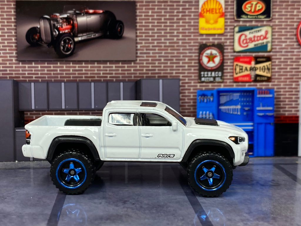 Loose Hot Wheels - 2020 Toyota Tacoma Off Road 4x4 - White