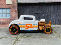 Custom 1932 Ford 3 Window in pearl-white 52 Years finish, front three-quarter view