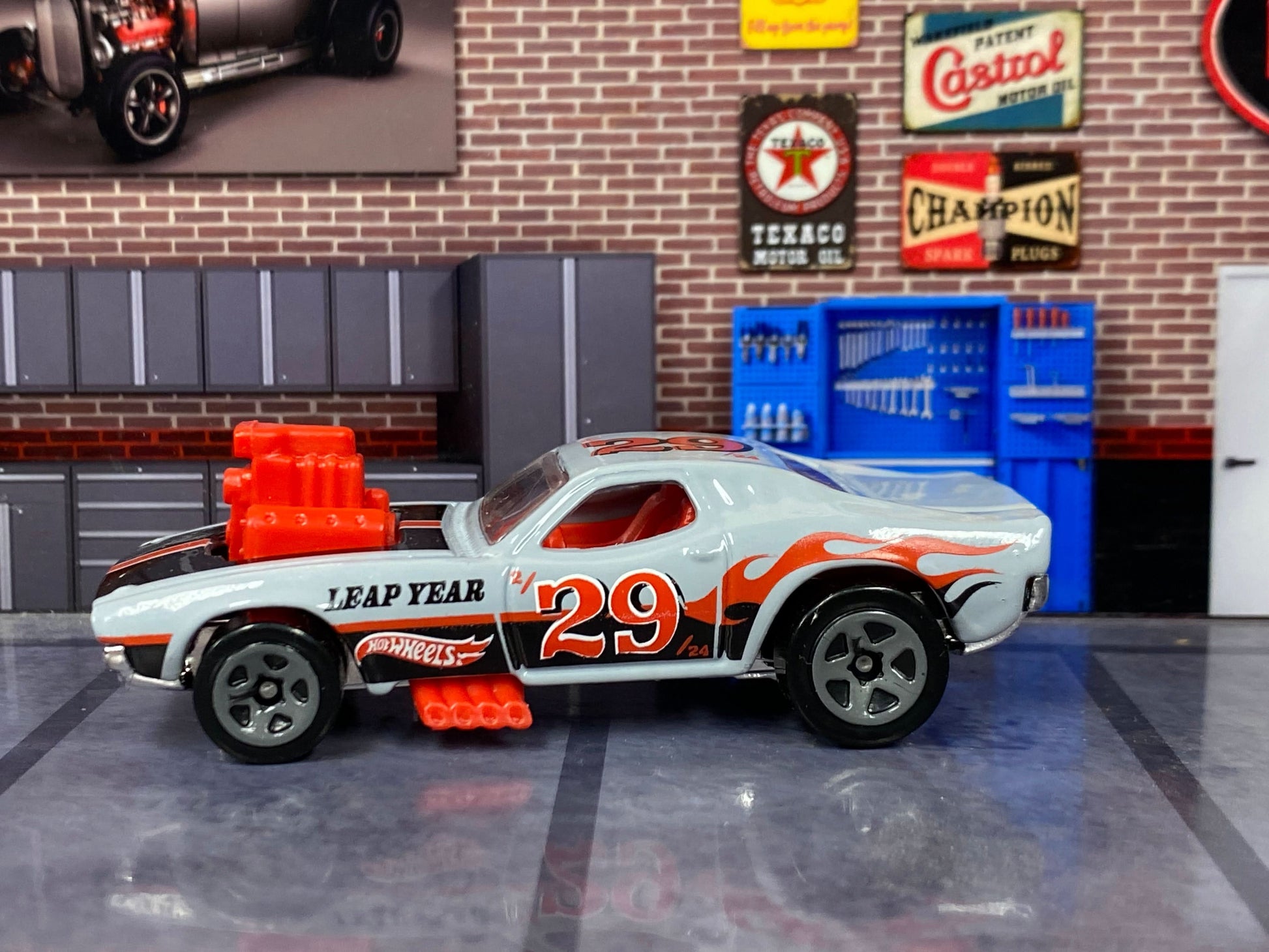 Loose Hot Wheels - Rodger Dodger - Gray, Black and Red 29 Leap Year