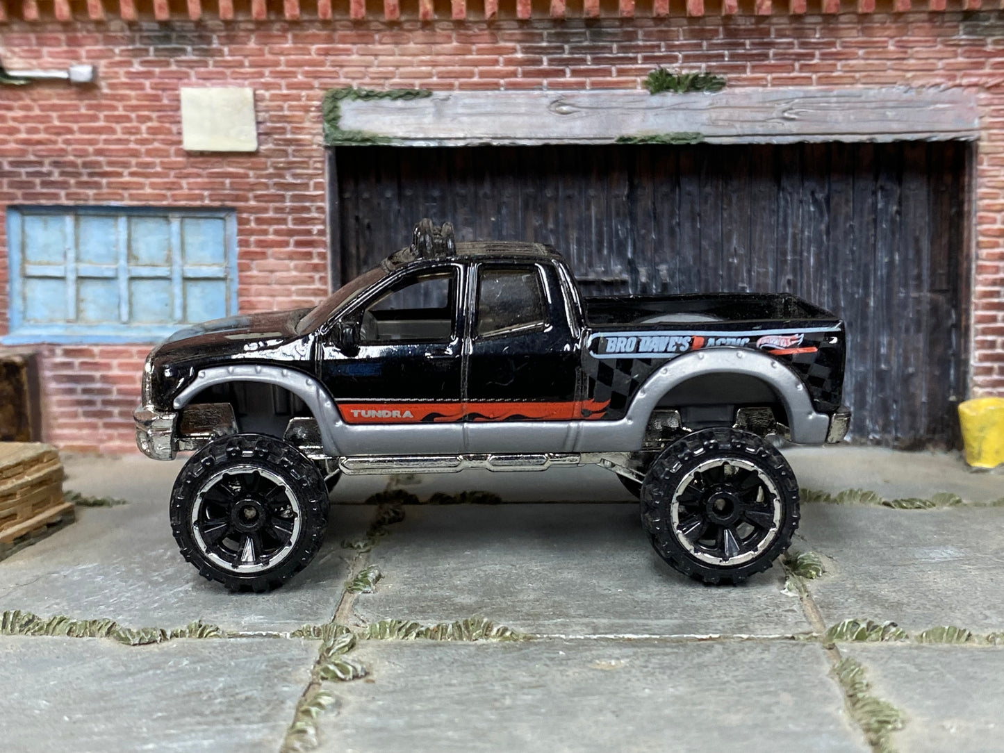 Loose Hot Wheels - 2010 Toyota Tundra Off Road 4x4 - Black, Red and Silver