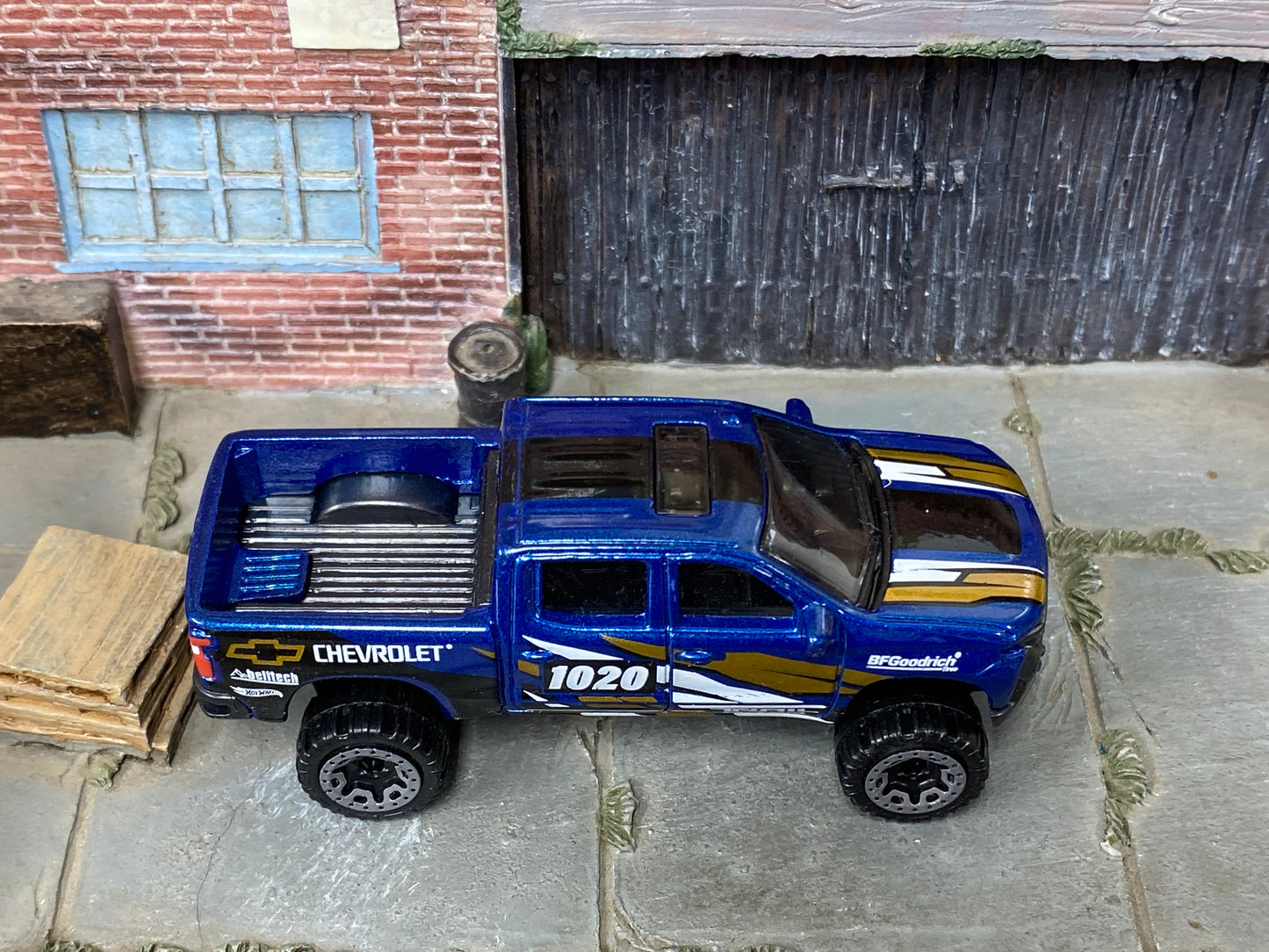 Loose Hot Wheels - 2019 Chevy Silverado Trail Boss LT - Blue, Gold and White