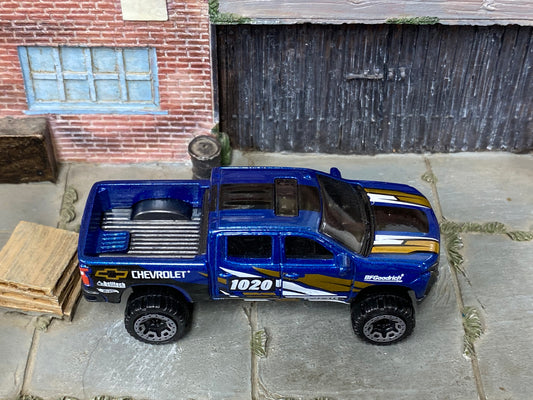 Loose Hot Wheels - 2019 Chevy Silverado Trail Boss LT - Blue, Gold and White
