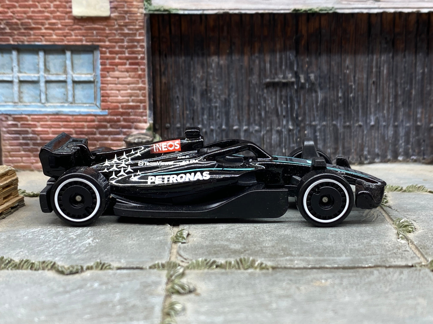 Loose Hot Wheels: Formula 1 Race Car - Black and Silver Petronas