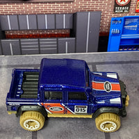 Loose Hot Wheels - 2015 Toyota Land Rover Defender Double Cab - Blue and Red