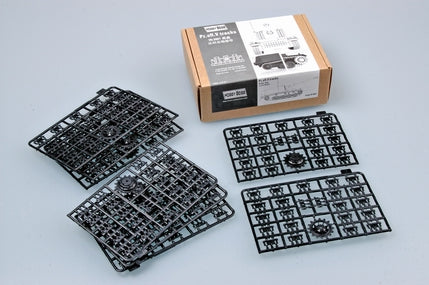 Hobby Boss 81001 1/35, physical retail box and unassembled track-link sprues