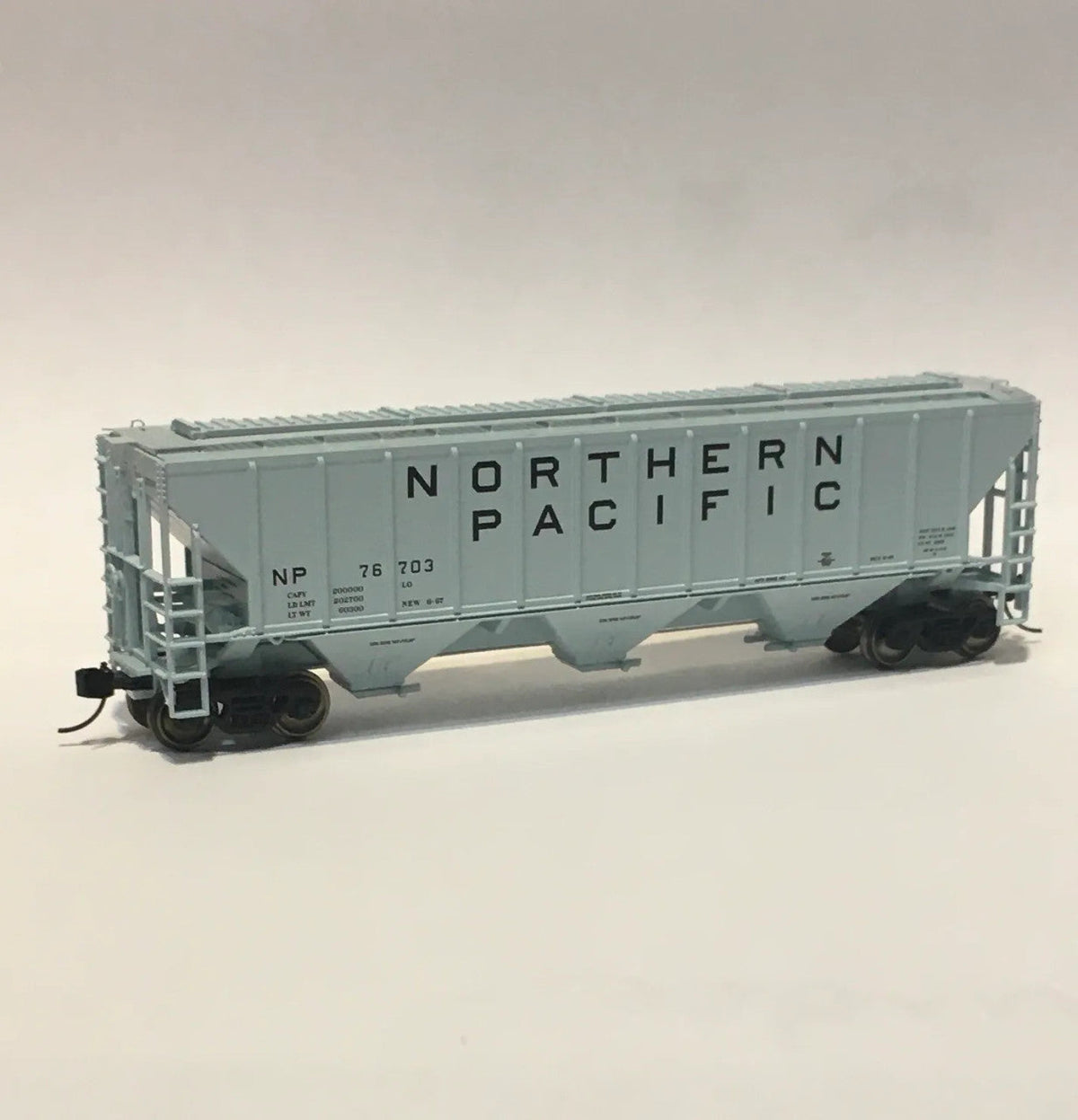 Trainworx N 24433-05 Pullman-Standard PS2-CD 4427 High-Side Covered Hopper Northern Pacific NP #76917 product image