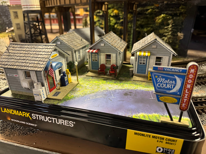 Woodland Scenics BR5877 actual O scale Moonlite Motor Court – Built & Ready 1